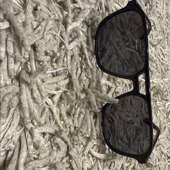 Quay Black Aviator polarized Sunglasses - Picture 6 of 6